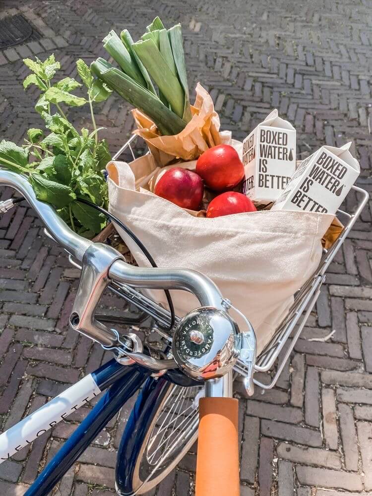 Fiets met boodschappen in mand